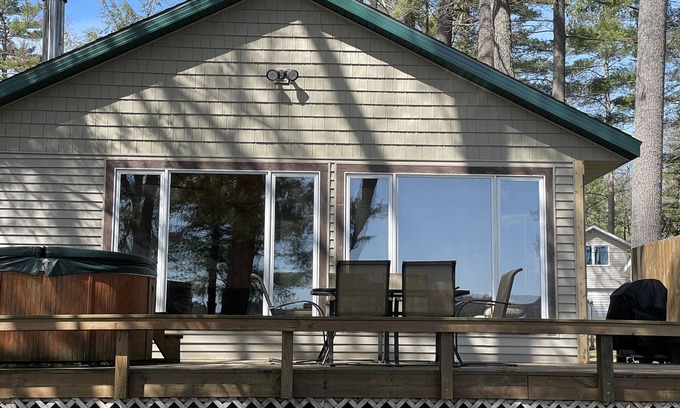 Gaylord Hütte | Serenity Beach Haus mit Whirlpool im Freien am Otsego Lake & Sandy Beach, Klimaanlage, WLAN!