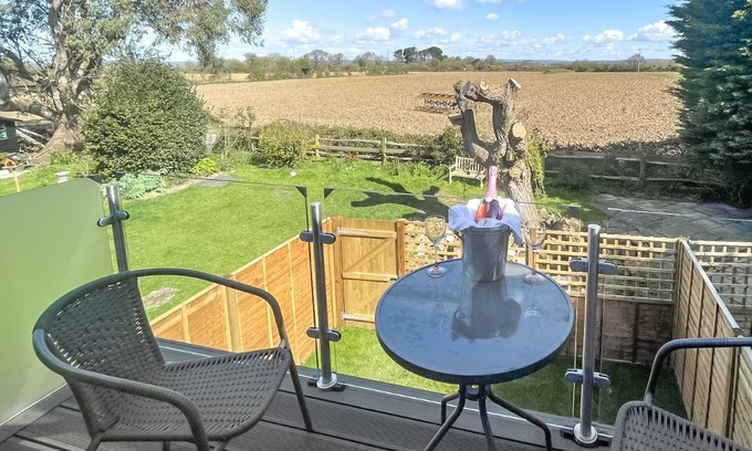 Felpham Hütte | Set in a tranquil location with a balcony overlooking the fields and countryside.