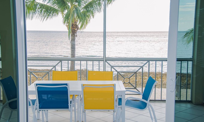 Seven Mile Beach Eigentumswohnung | Seven Mile Beach Oceanfront 3-Zimmer-Wohnung mit Pool / Jacuzzi