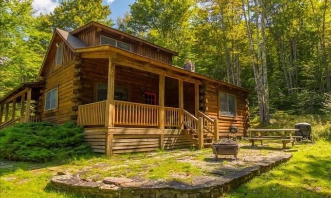 Davis Haus | Die perfekte Erholung erwartet Sie in diesem modernen und doch rustikalen Blockhaus im Wald! Whirlpool, Kamin