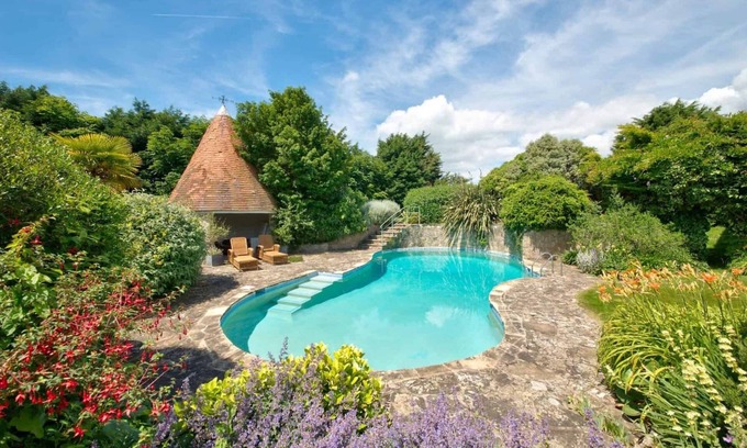 Ningwood Haus | Shalfleet Manor C16th - Pool, Tennis Court & 60 Acres