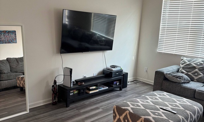 Church Street Haus | Shared Room in a townhome 15 mins from the city + No cleaning fee