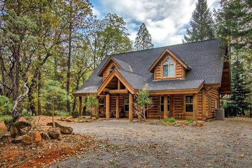 Lakehead Haus | Shasta Lake Luxury Log Cabin: Hot tub & Pool