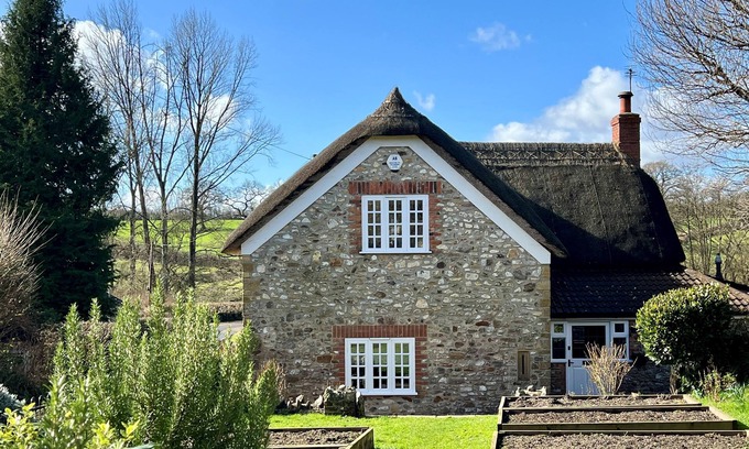 Chard Hütte | Shedrick Cottage - sleeps 6 guests in 3 bedrooms