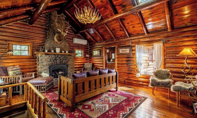 Shell Kabine | Shell Town Cabin- Log cabin located at the base of the Big Horn Mountains, gas fireplace