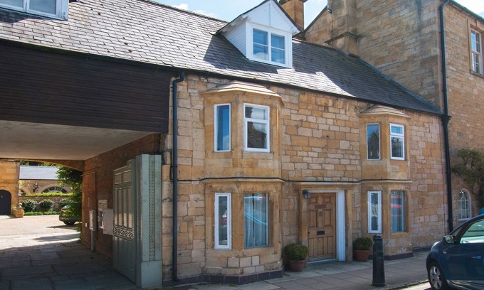 Chipping Campden Hütte | Sherborne House is a beautiful Grade II listed Georgian terraced house that dates back to the 17th c