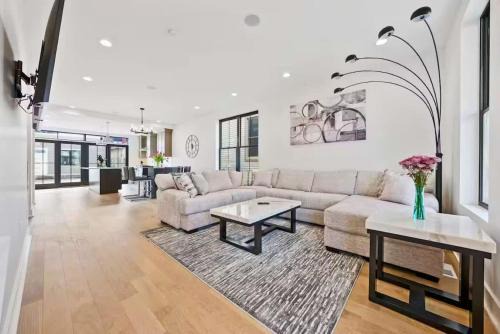 Italian Village Haus | Short North Convention King Bed Free Parking!