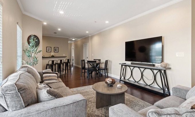 Tuscaloosa Eigentumswohnung | Relax & Roll! Short walk to BD Stadium, Coleman Coliseum and the University.