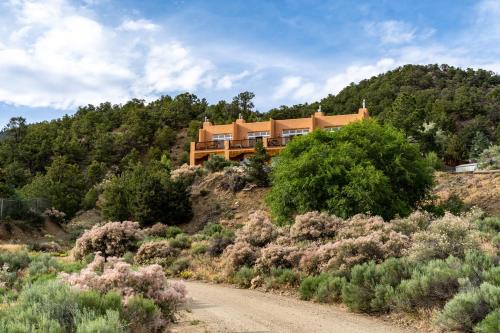 Arroyo Seco Haus | Side-by-side Adobes, 9 Mi To Taos Ski Valley
