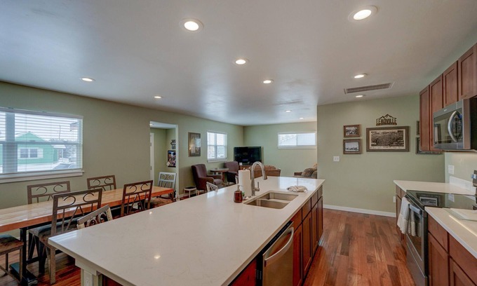 Leadville North Haus | Silver Cloud- Upscale finishes-Minutes to Ski Cooper-PET FRIENDLY!