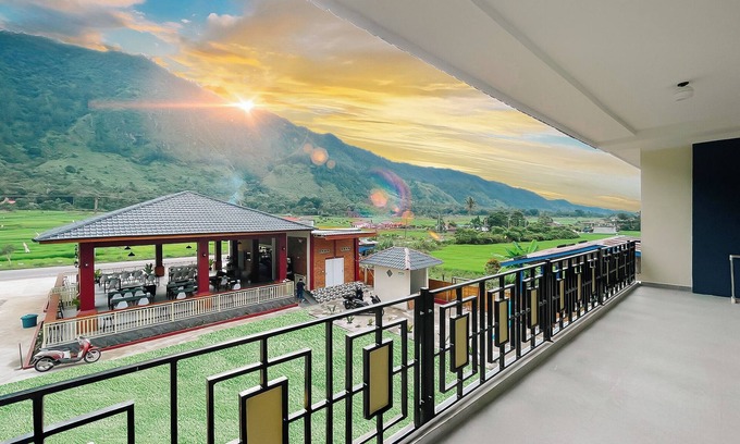 Tuk Tuk Hotel | Simangande View & Resto By Helocus