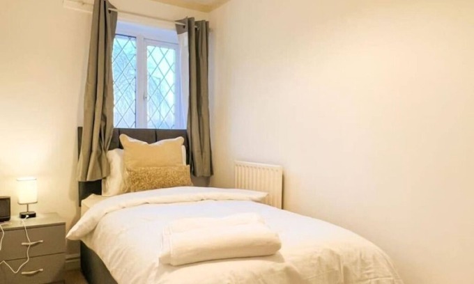 Broadheath Haus | Simple House w- FREE PARKING by Manchester Airport - FREE ONE-WAY DROP-OFF
