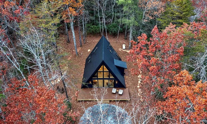 Ellijay Kabine | Simplicity has "A" style of its own! Brand new mountain retreat in East Ellijay
