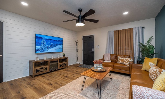 Cleveland Haus | Single level, close to airport, WiFi, pet friendly