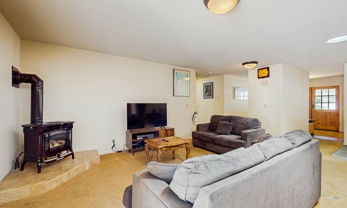 Upper Kingsbury Haus | Single-level home with fireplace, deck, grill, & washer/dryer, sleeps 10