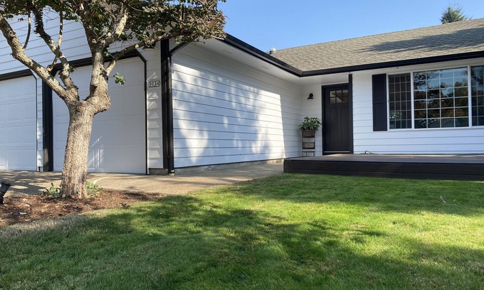 Sunnyslope Haus | Single Level, Modern, and Clean 3 Bedroom 2 Bath Park Like Property