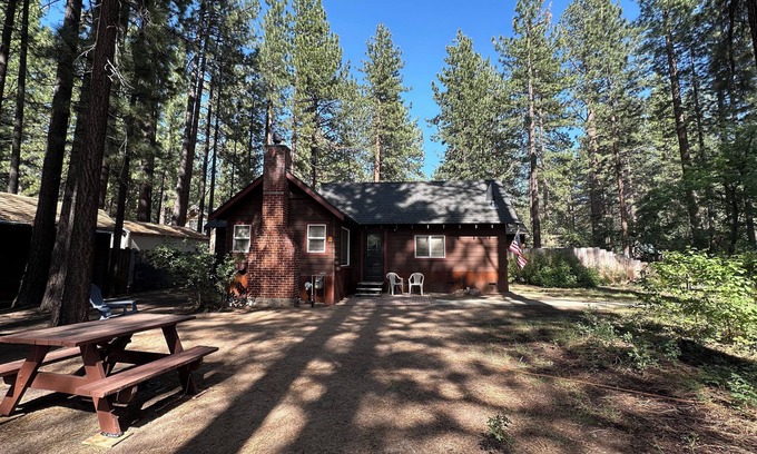 Al Tahoe Kabine | Single story cabin with fast WiFi in flat convenient historic neighborhood.