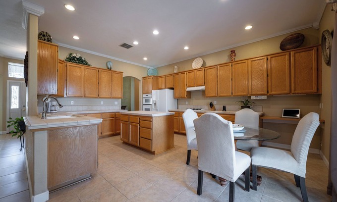 Rocklin Haus | Single Story Rocklin Living. Garage Included In Stay. Pets Welcome. Walk To Park