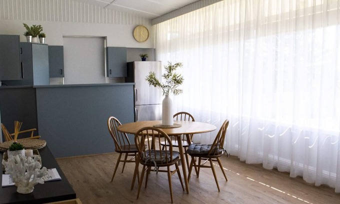 Singleton Haus | Singleton Seaside Bungalow Retreat 3 minute walk to the beach.