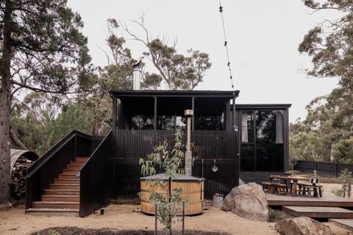 Spring Beach Haus | 'Sisters' - Cliff top cabin with hot tub