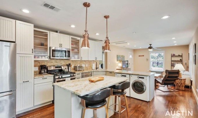 Brentwood Haus | Sizable Screened in Porch w Luxury Kitchen and Bath
