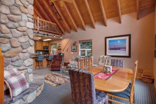 Hyak Haus | Ski Cabin 3br Hyak Fire Place 5 mins to Hill