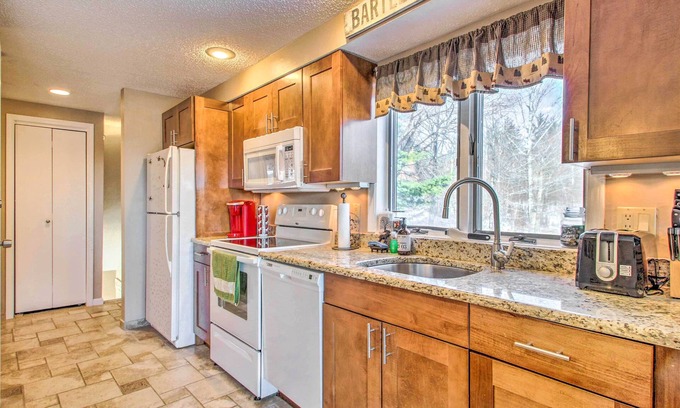 Bartlett Wohnung | Ski Condo w/ Pool, Close to Story Land & Attitash!