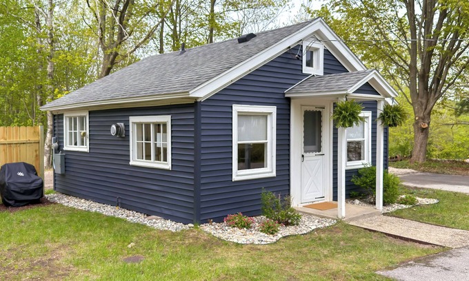 Frankfort Hütte | Walk to Beach & Dtwn: Frankfort Cottage w/ BBQ