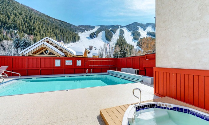 Warm Springs Wohnung | Ski-in / Ski-out alpine Wohnung mit saisonalem Gemeinschaftspool, ein Whirlpool, eine Sauna, & Ansichten