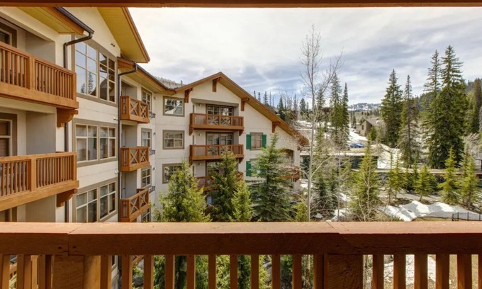 Salt Lake Mountain Resorts Eigentumswohnung | Ski in/Ski out Condo in Powderhorn Lodge at Solitude Resort