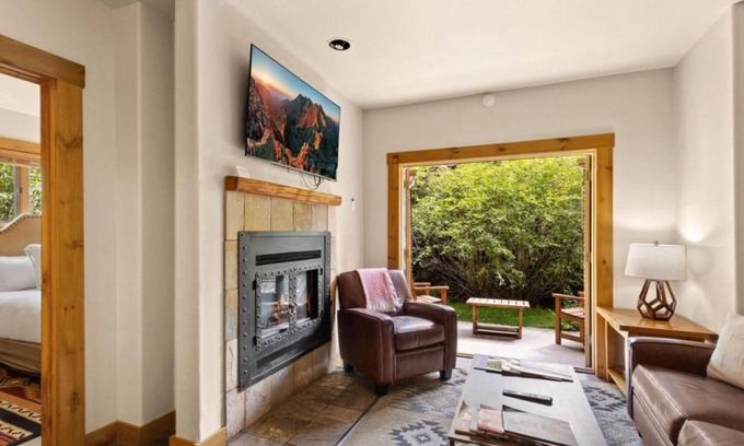 Mountain Village Eigentumswohnung | Ski Side Retreat: Soak, Ski, Sip