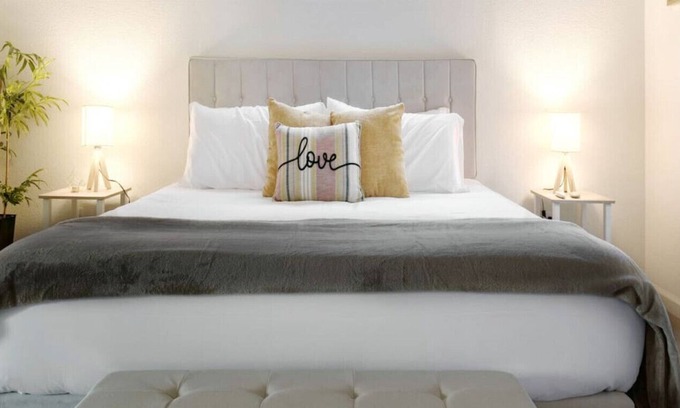 Colfax Haus | Ski Trip Basecamp! Easy Access!