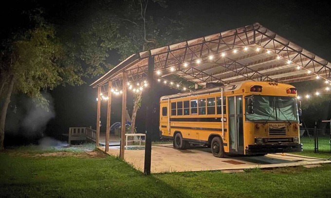 Centre Haus | Skoolie on Lake Weiss | LAKE FRONT & Fishing