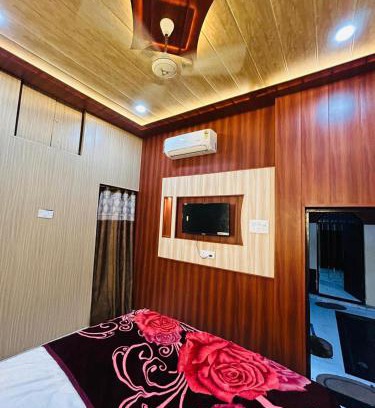 Chandauli Haus | Sky Rooms & Cafe