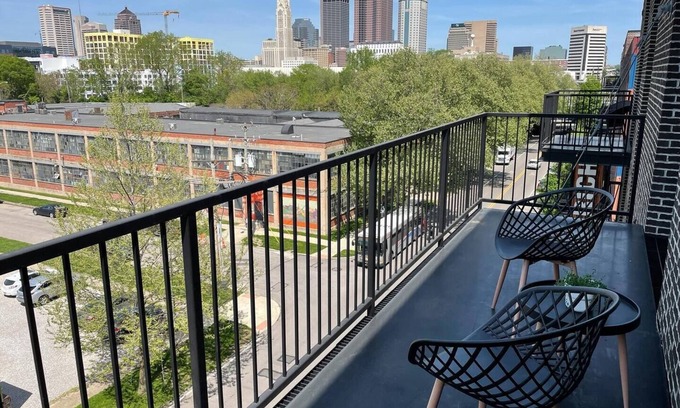 Downtown Columbus Wohnung | Skyline View 2BR w/Balcony + Free Parking + W/D!