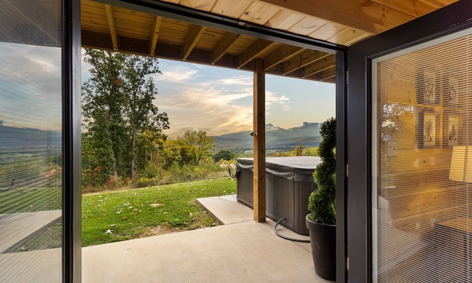 Stanley Kabine | Skyline View: New build! A+ views! Spacious!