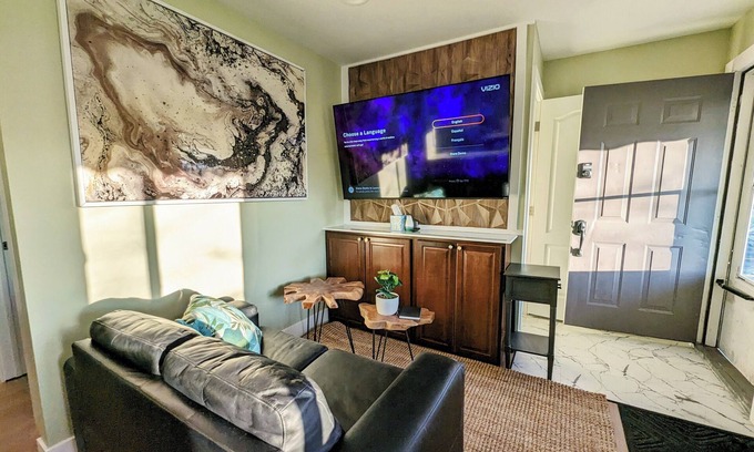 Flint Haus | Sleek and Central Small Home ~ Close to everything