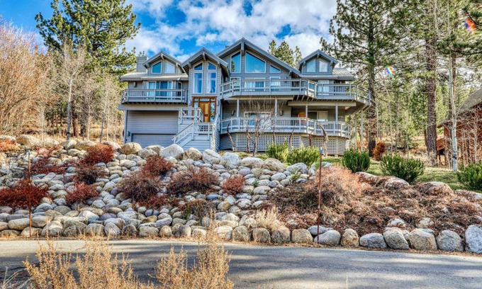 Truckee Haus | Sleek Hill Haven with Martis Valley Views