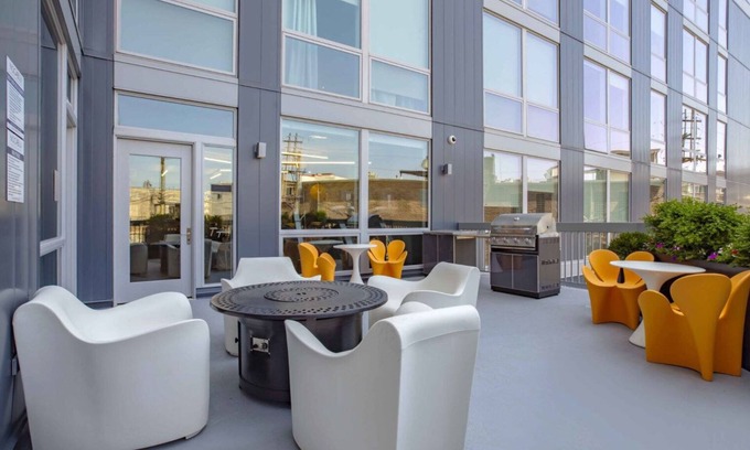 Logan Square Wohnung | Sleek Logan Square Studio w/ Roof Deck & Gym, 1 block to L, by Blueground