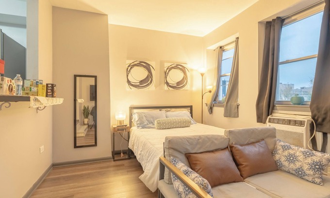 West Ridge Wohnung | Sleek North Side Studio Apartment