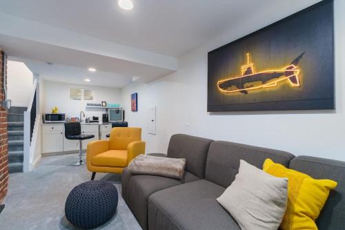 Congress Park Wohnung | Sleek & Stylish Apt Steps From Bluebird Theater