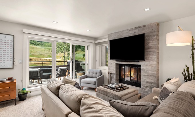 Snowmass Village Eigentumswohnung | Sleep 8 in Mountain Facing, Modern Snowmass Condo on Golf Course