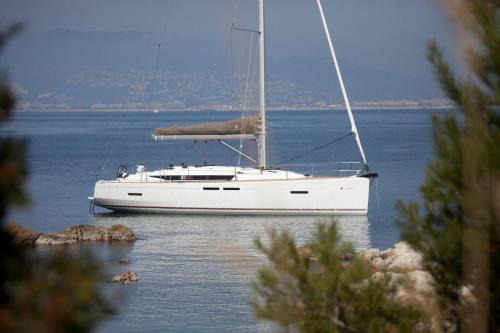 Oeiras Bootsverleih | Sleep aboard a modern sailboat in Oeiras
