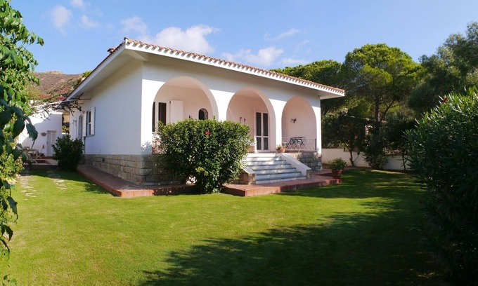 Teulada Villa | 8 Betten in 100 Meter Entfernung vom Strand von Perdalonga. Wifi und Grill.