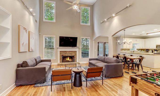 Suwanee Haus | *Sleeps 11* Spacious Suwanee house with home gym