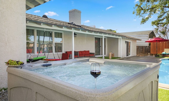 East Hemet Haus | Hemet Gem: Pool, Hot Tub, Game Room & Fire Pit - NO CLEANING FEE!