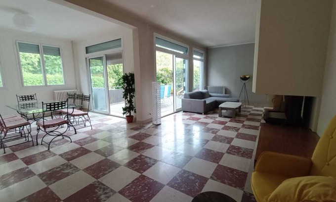 Montreuil Wohnung | Sleeps 14, spacious, large terrace.