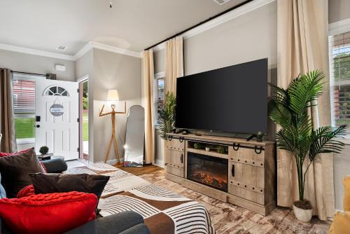 Athens Wohnung | Sleeps 24 - By DT & UGA - 2 Game Rooms, 4 King Beds