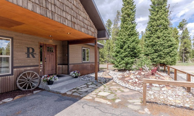 West Yellowstone Haus | Sleeps 7, In Town, 5 blocks to Yellowstone with A/C and WiFi