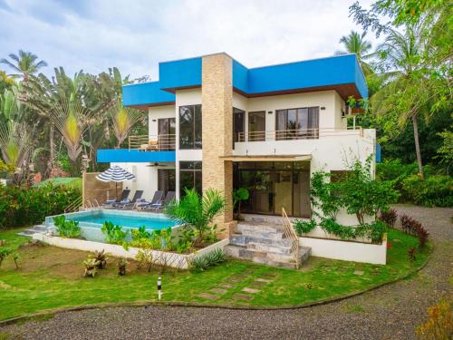 Parrita Haus | Sleeps 8-beachfront-private Pool-wildlife-100mb